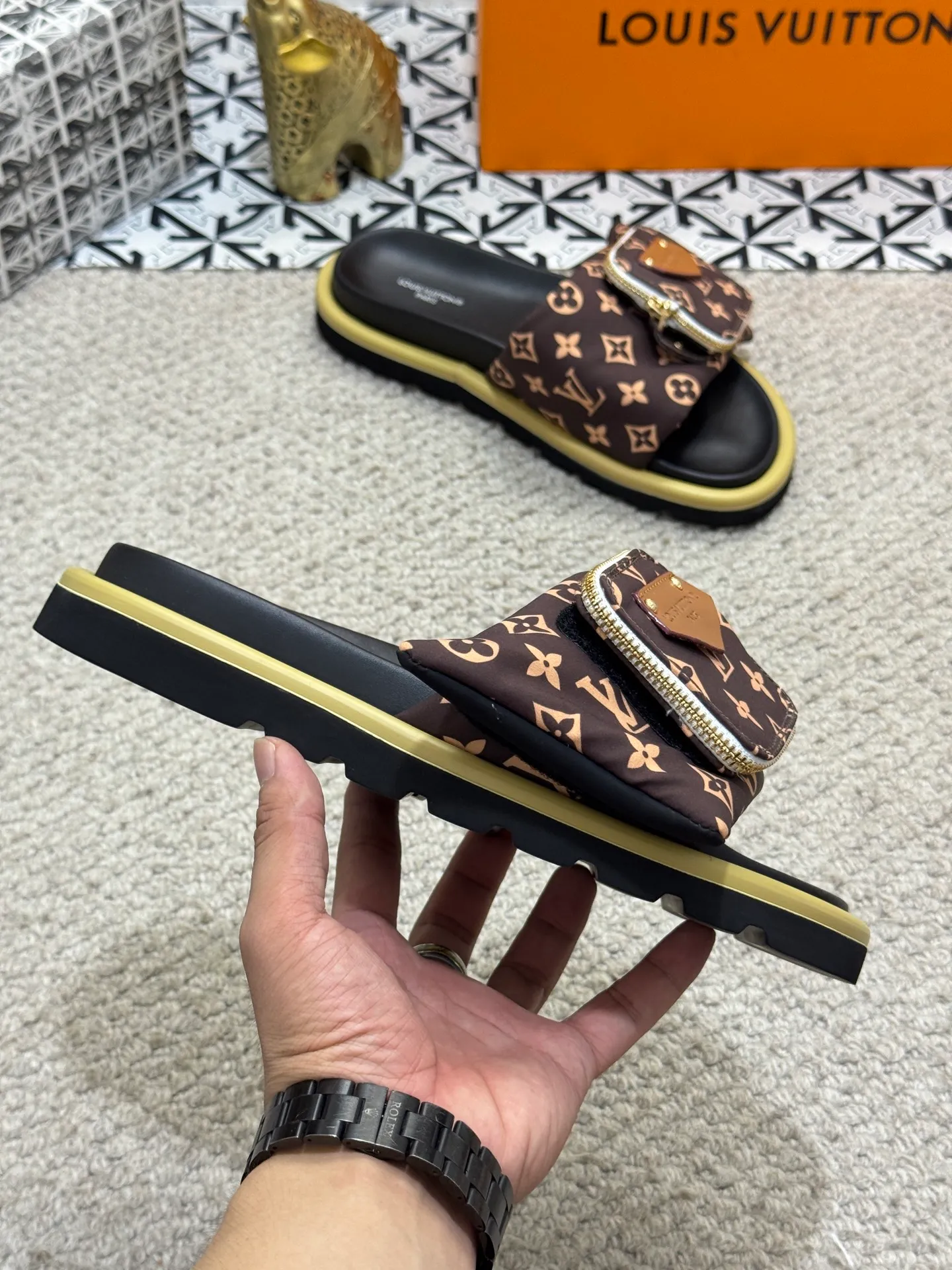 Men's shoes 💰400 [New style] 🦇🦇Top original order [Louis Vuitton] Couple style 👫Spring and summer style🎯🎯As an active family in the fashion industry ⭐ Lv is characterized by bold innovation ⚡Fabric down cloth🔥 Combined outsole, clean and tidy ⚡Fashionable and generous🌹Multiple colors available..Size: 36-44 (45 customized